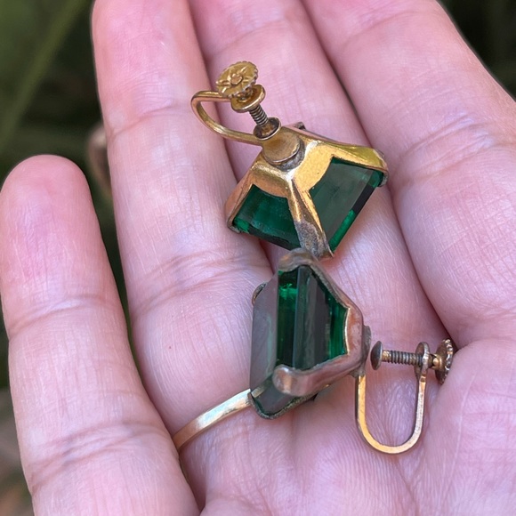 1950s emerald cut glass screw on gold tone earrings - Picture 10 of 11